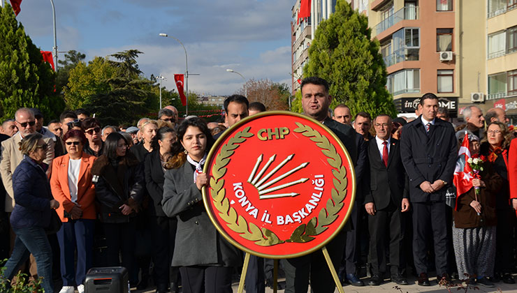 CHP Konya Atatürk Anıtı’na Cumhuriyet çelengi sundu