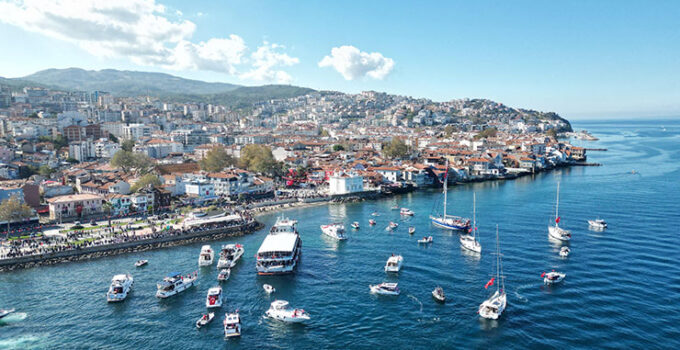 Denizde onlarca tekne kortej yaptı