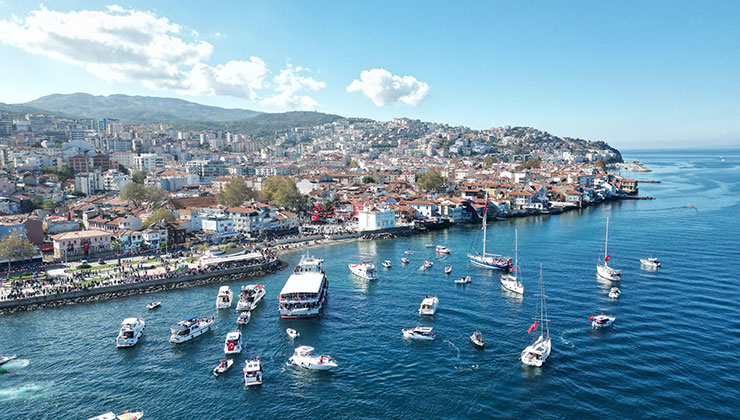 Denizde onlarca tekne kortej yaptı