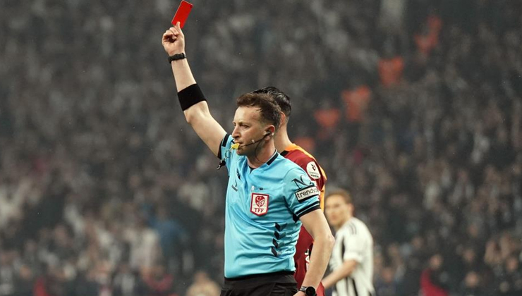Derbide kartlar havada uçuşuyor