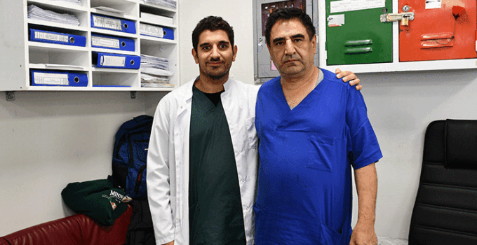 Doktor baba-oğul aynı hastanede hizmet etmenin mutluluğunu yaşıyor