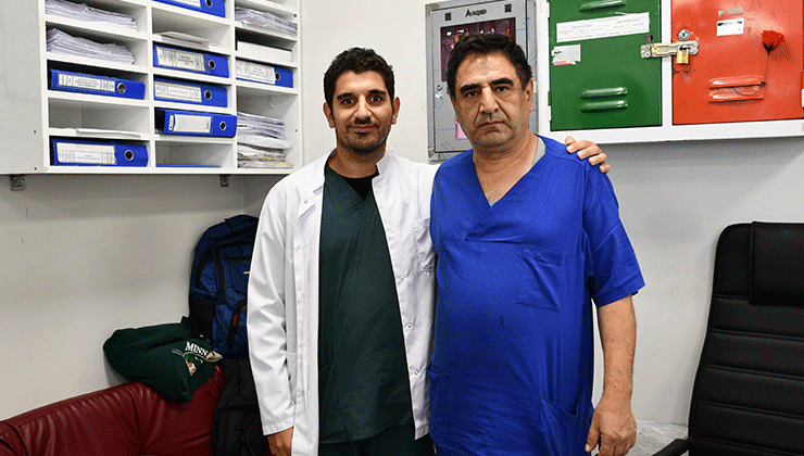 Doktor baba-oğul aynı hastanede hizmet etmenin mutluluğunu yaşıyor
