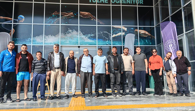Dünya Görmeyenler Derneği üyeleri yüzme öğreniyor