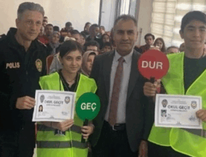Ereğli’de okul geçit görevlisi öğrenciler yeleklerini giydi