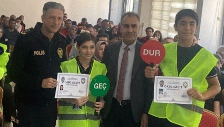 Ereğli’de okul geçit görevlisi öğrenciler yeleklerini giydi