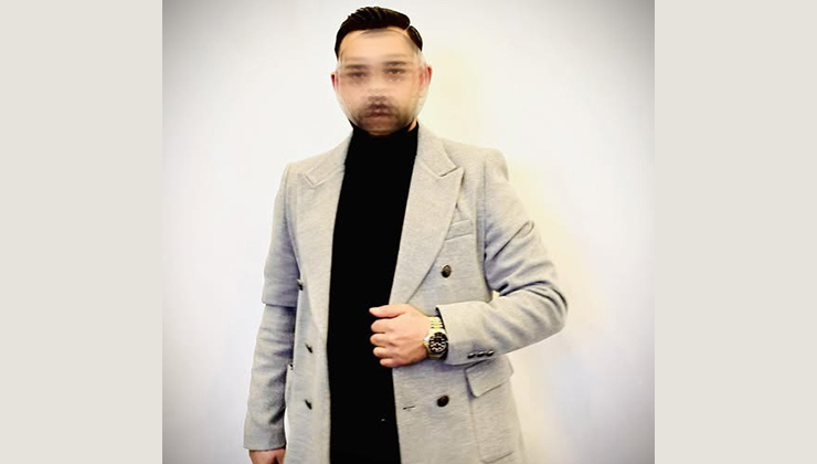 Eşini çocuklarının yanında pompalı tüfekle yaralayıp, evdeki altınları alarak kaçtı