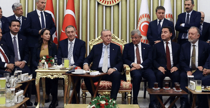 Eski yol arkadaşları yıllar sonra aynı karede