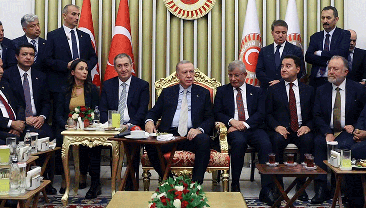Eski yol arkadaşları yıllar sonra aynı karede