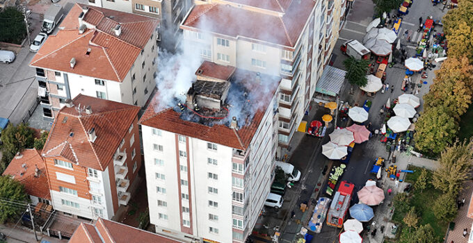 Eskişehir’de 7 katlı binanın çatısı alev alev yanarken onlar alışverişlerine devam etti