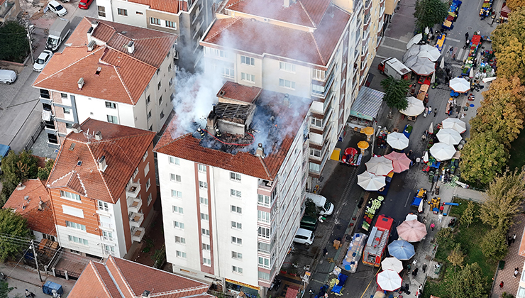 Eskişehir’de 7 katlı binanın çatısı alev alev yanarken onlar alışverişlerine devam etti