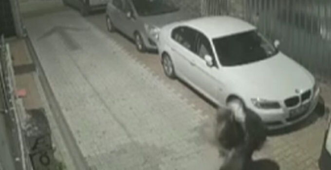 Fatih’te kendisine vuran kadını döverek yerde sürükledi, o anlar kamerada