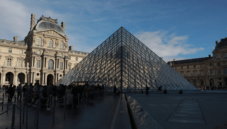Fransa’da Louvre Müzesi’nden tarihi eser çalan hırsızlar aranıyor