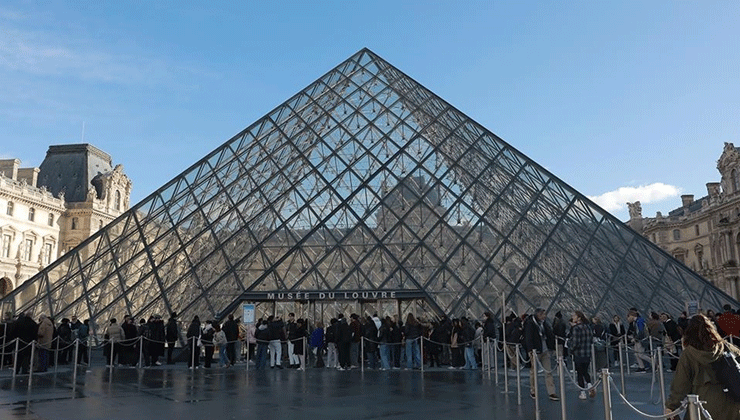 Fransa’da Louvre Müzesi’nden tarihi mücevherler çalındı