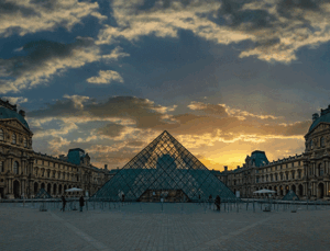 Fransa’da soygunun yaşandığı Louvre Müzesi kapılarını ziyaretçilere yeniden açtı