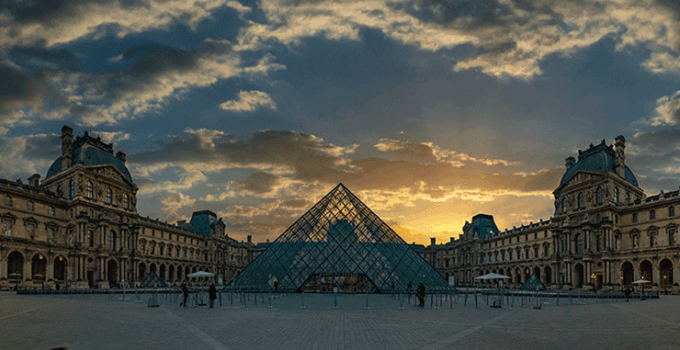 Fransa’da soygunun yaşandığı Louvre Müzesi kapılarını ziyaretçilere yeniden açtı