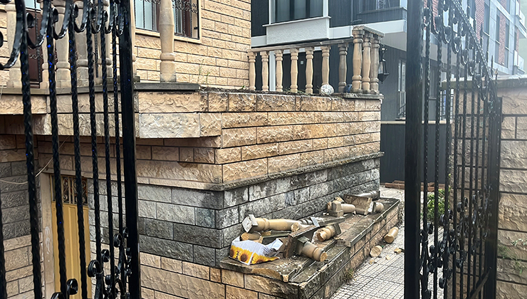 Gebze 14 yaşındaki çocuğun üzerine beton korkuluk düştü