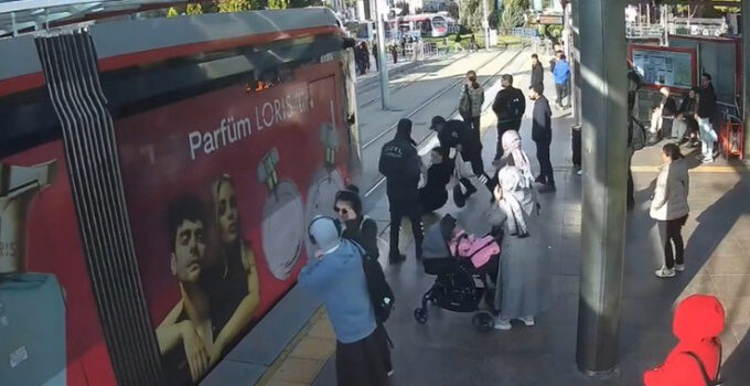 Güvenlik görevlisi genç kızı tramvayın altında kalmaktan son anda kurtardı: O anlar kameraya yansıdı