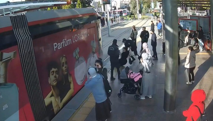 Güvenlik görevlisi genç kızı tramvayın altında kalmaktan son anda kurtardı: O anlar kameraya yansıdı