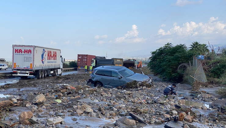 Hatay’da sağanak nedeniyle Toprakkale-İskenderun Otoyolu’nda araçlar mahsur kaldı