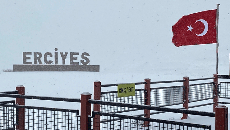 İç Anadolu’nun zirvesi Erciyes’te kar etkili oluyor