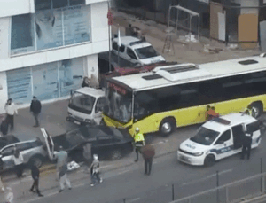 İstanbul’da özel halk otobüsünün karıştığı zincirleme trafik kazasında 4 kişi yaralandı
