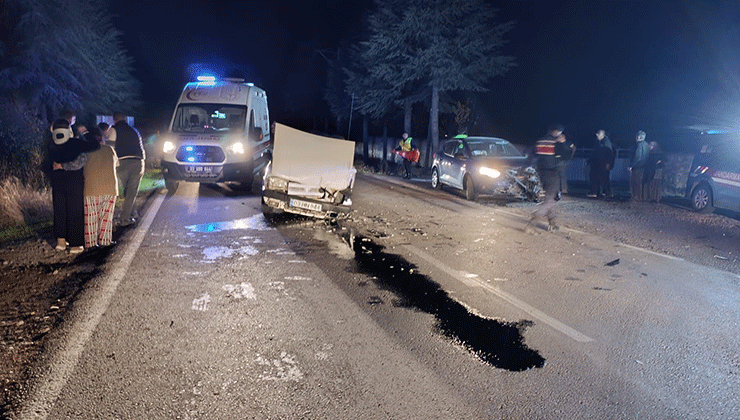 Kafa kafaya çarpışan otomobillerde 4 çocuk yaralandı