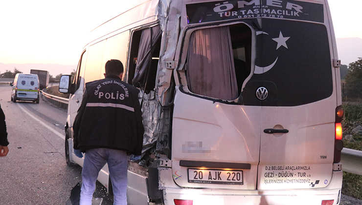 Kamyon emniyet şeridinde bekleyen işçi servisine çarptı: 1 ölü
