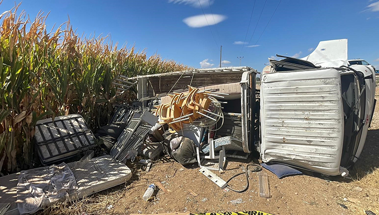 Karaman’da kamyonet yol kenarına devrildi: 2 yaralı