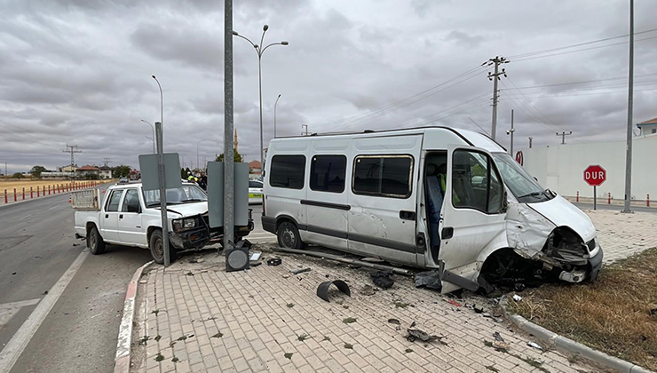Karaman’da minibüs ile kamyonetin çarpıştığı kaza kamerada: 1 yaralı