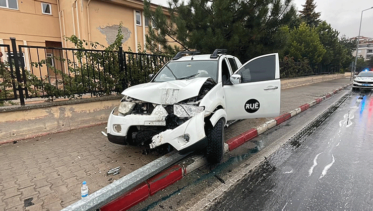 Karaman’da yağış nedeniyle kontrolden çıkan pikap aydınlatma direğini devirdi