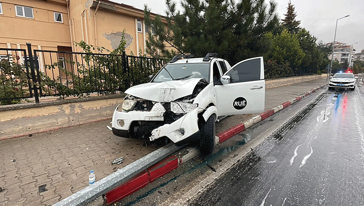 Karaman’da yağış nedeniyle kontrolden çıkan pikap aydınlatma direğini devirdi