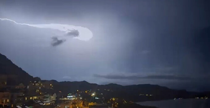 Kaş’ta şimşekler geceyi gündüze çevirdi: Muhteşem doğa olayı kameraya yansıdı