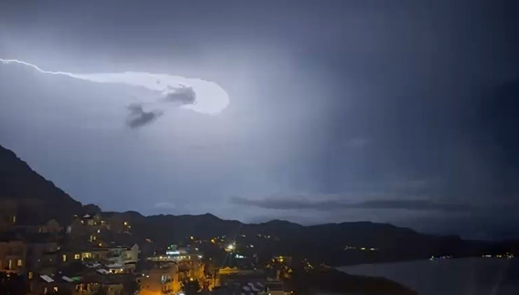 Kaş’ta şimşekler geceyi gündüze çevirdi: Muhteşem doğa olayı kameraya yansıdı