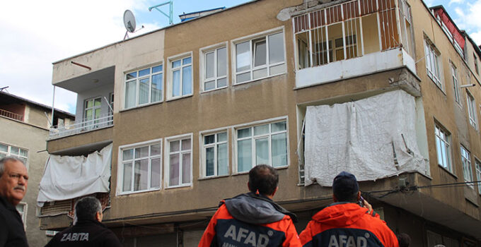 Kayseri’de 3 katlı bina yıkılma tehlikesi nedeniyle boşaltıldı