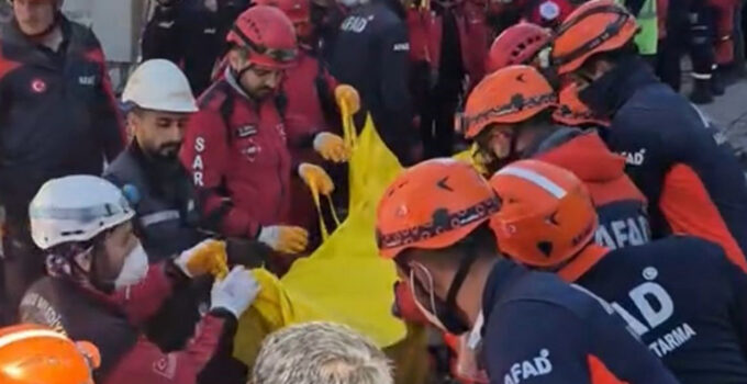 Kocaeli’de çöken binanın enkazından 2 kişinin cansız bedeni çıkarıldı