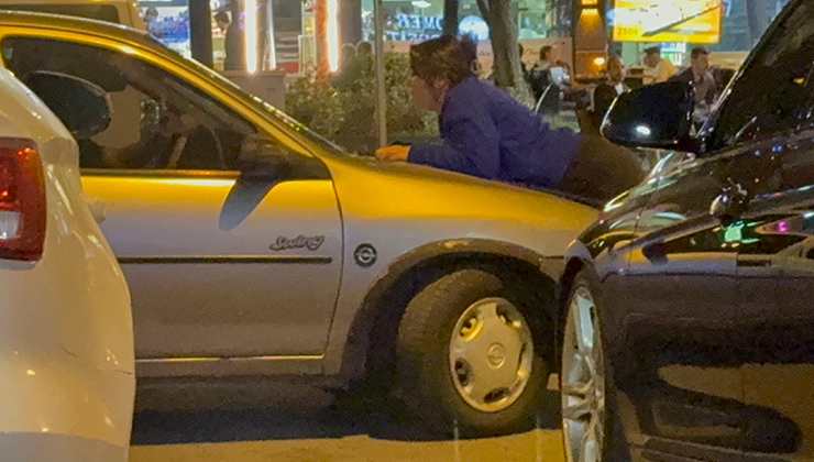 Kocasını engellemek için otomobilin kaputuna yattı