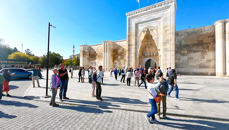 Konya yolundaki Sultanhanı Kervansarayı yerli ve yabancı turistlerin ilgi odağı