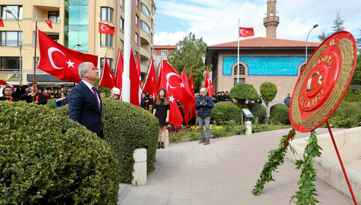 Konya’da 29 Ekim kutlamaları kapsamında çelenk sunma töreni düzenlendi