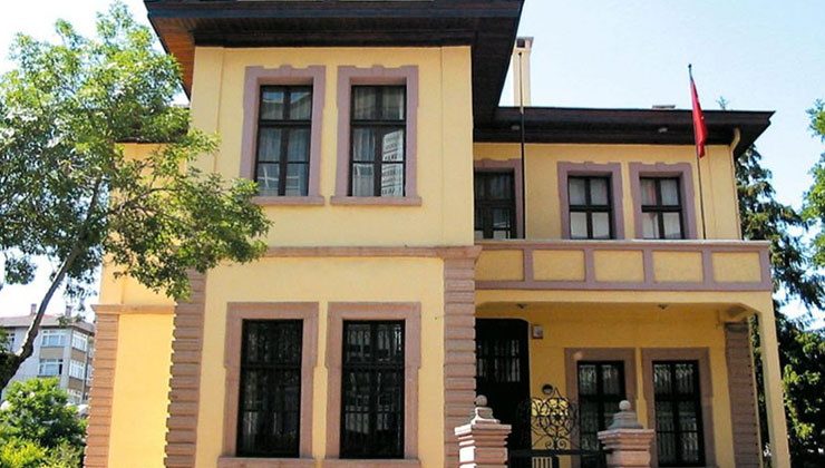 Konya’da binlerce insan her gün bu evin önünden geçiyor