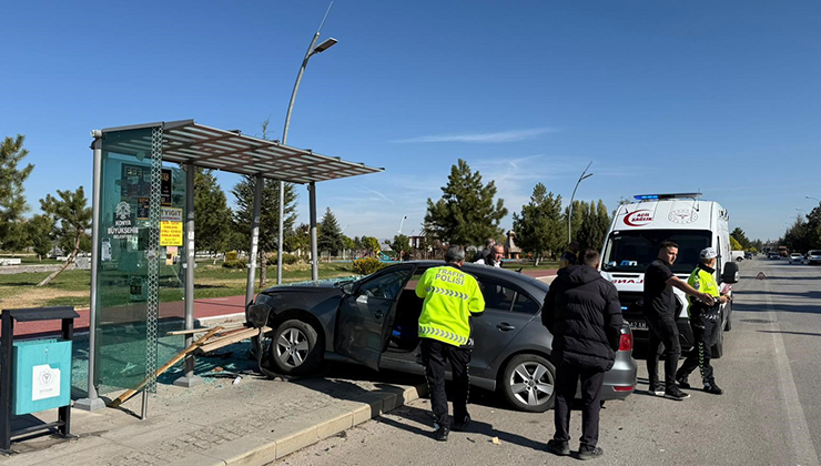 Konya’da çarpışan otomobilden birisi durağa daldı: Otobüs bekleyen şahıs yaralandı