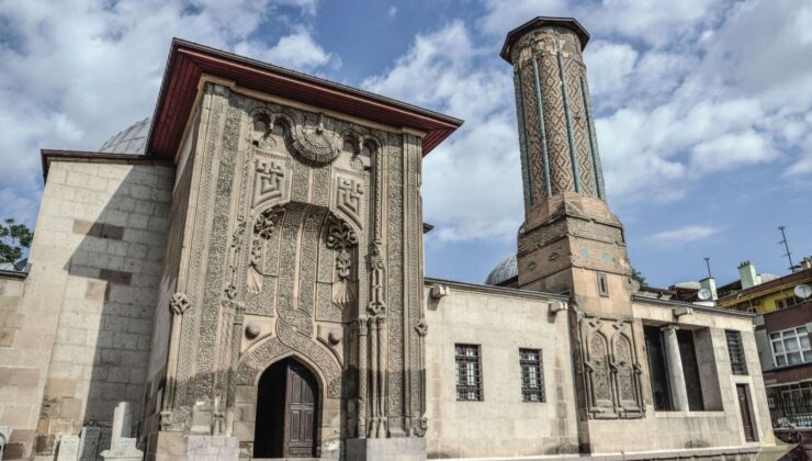Konya’da her gün önünden binlerce kişinin geçtiği medrese
