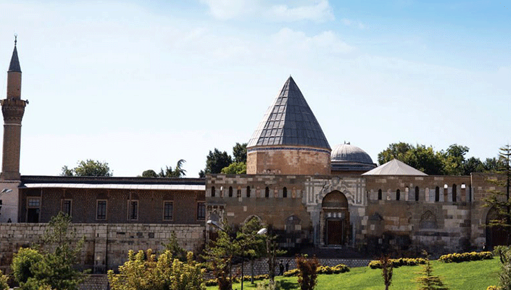 Konya’da her gün yüzbinlerce kişi bu caminin önünden geçiyor