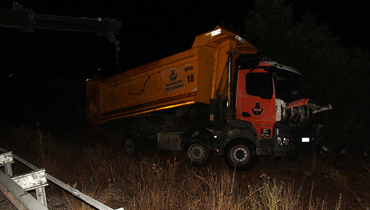 Konya’da kamyon bariyerlere çarpıp şarampole devrildi: 2 ölü, 1 yaralı