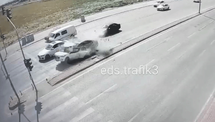 Konya’da kırmızı ışıkta duran otomobile arkadan son sürat çarptı