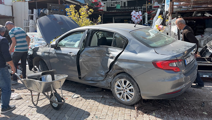 Konya’da kontrolden çıkan otomobil yayalara çarptı: 3 yaralı
