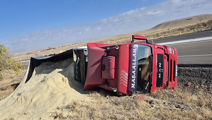 Konya’da kontrolden çıkan tır devrildi, sürücü hafif yaralandı