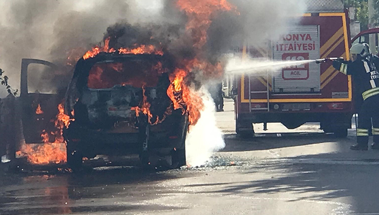 Konya’da park halindeki ticari taksi alev topuna dönerek yandı