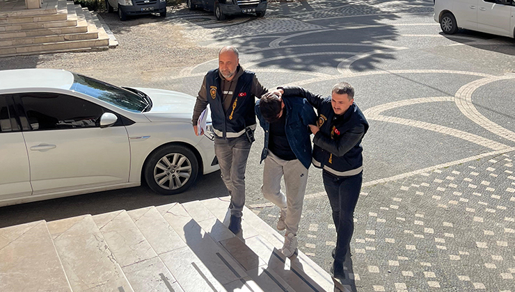 Konya’da sahte kimlikle yakalanan şahıstan uyuşturucu hap çıktı