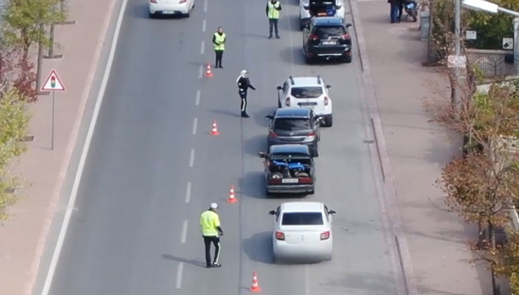 Konya’da polisi görünce sürücü değiştirdiler, drondan kaçamadılar