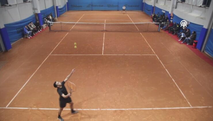 Konyalı sanayiciler fabrikada açılan toprak tenis kortta ter döküyor